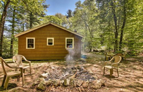 Pet-Friendly Cabin with Fire Pit, BBQ and Great Deck! - Foto 16