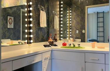 Retro Retreat with Hot Tub, Sauna & Arcade - Foto 34