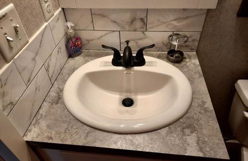 Lakefront Oasis with Private Hot Tub - Foto 8