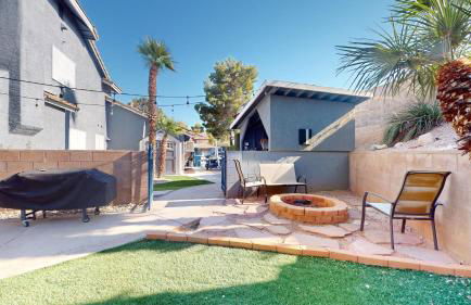 Beautiful Modern Home with Pool in Prime Strip Location - Foto 25