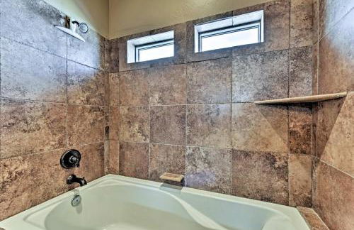 Cabin with Beach Access, Sport Court, Hot Tub and View - Foto 15