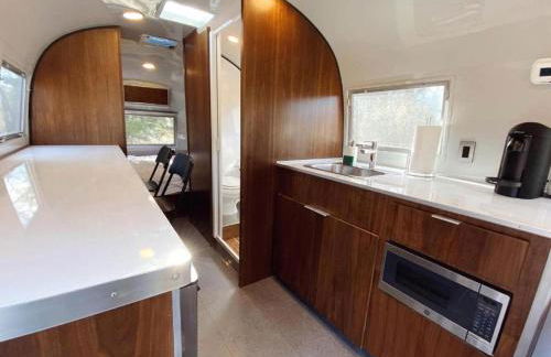 Restored Beautiful Airstream Fully Equipped with Incredible Outdoor Living in Texas - Foto 54
