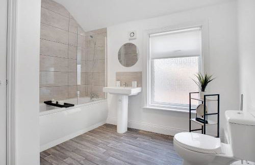 Spacious & Modern Oasis, 4-Bed House, Sleeps 7 - Foto 22