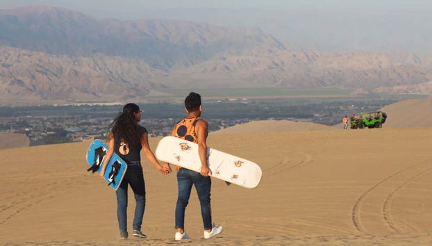 Sandboarding dans l'oasis de Huacachina