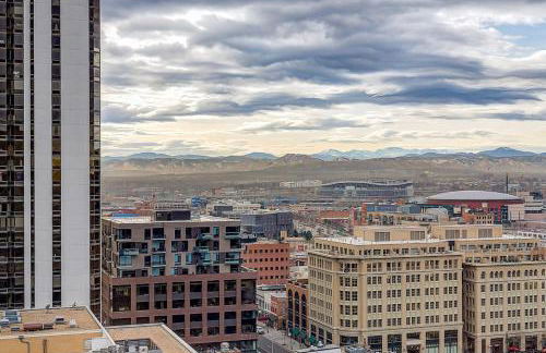 City Center Oasis Prime Location with Views - Foto 23