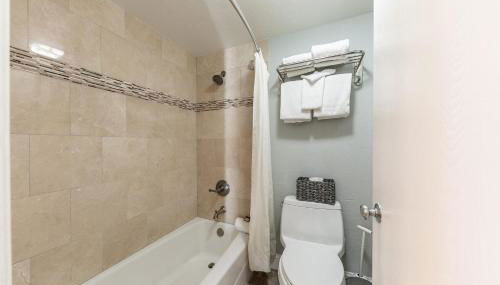 Partial Lake View Stunning Deluxe King Studio #125 at Donner Lake Village - Foto 5, towels, Shower