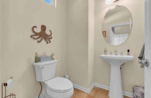 Rooftop Townhouse with 360 Views and Free Parking - Foto 16