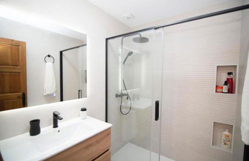 Stylish 3-Bedrooms Getaway with Terrace & Pool - Foto 32