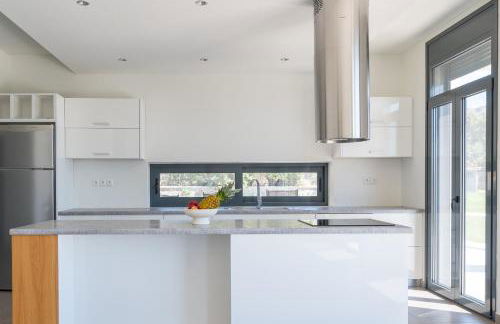 Villa & Stone House with Pool, 10 Mins to Skala Eressos Beach - Foto 73