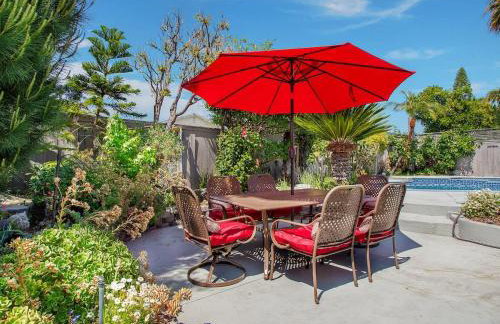 Charming Villa with Backyard Oasis Close to Beach - Foto 27