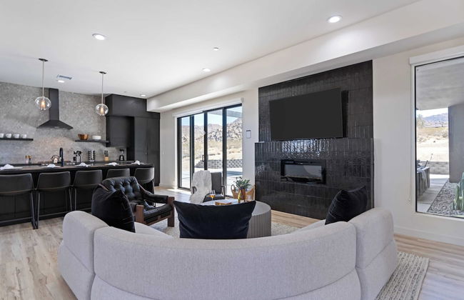 Luxe Modern Escape w/ Pool, Hottub, Firepit, Desert View Obsidian by Avantstay - Foto 4