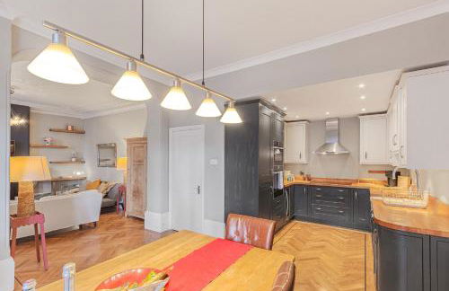 LUXURY Victorian Flat 2 bed 2 bath Flat Sleeps 4 to 7 - Photo 17