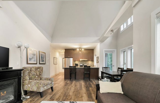 3BR Lakeside Penthouse Retreat - Photo 20