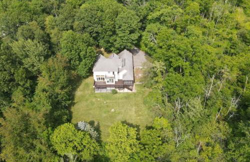 Secluded 4 bedroom with hot tub minutes from campus - Foto 3