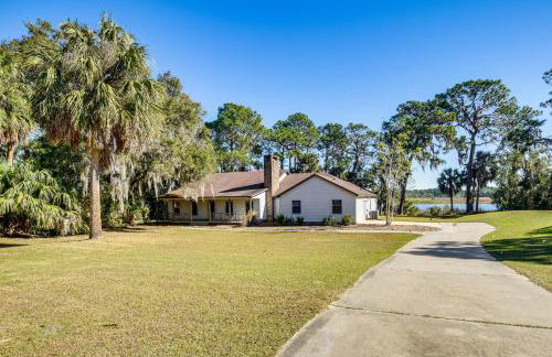 Lake Smith Getaway with Dock Families Welcome! - Foto 32