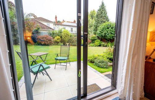 Splendid House Great Location to WAVE Surf & South West Water Park - Super Garden By STAE-Homes - Foto 12