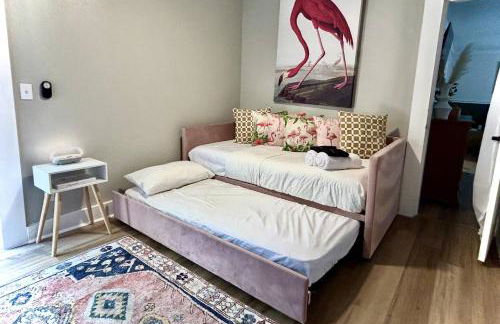 Urban Flamingo Retreat Modern Meets Tropical in this Beautiful, Updated Pet Friendly 3BD Pool Home with Outdoor Living Space - Foto 37