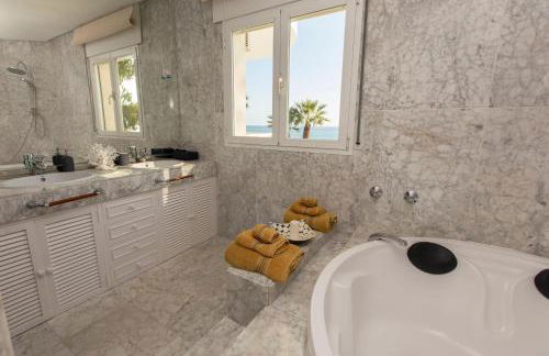 Villa Venecia, Apartamento de Lujo en 1º línea de playa + parking - Photo 37