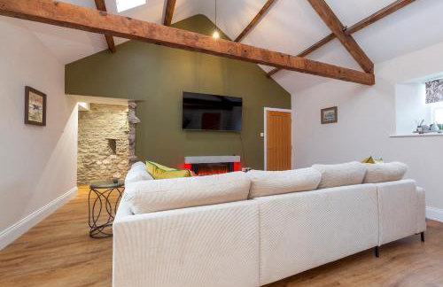 Luxury Barn - Hot Tub, Views, Stunning Location! - Pass the Keys - Photo 9