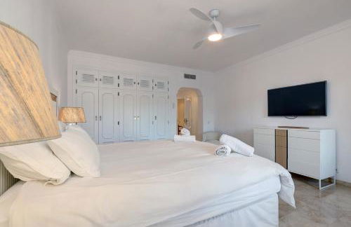 Large Ground Floor Apartment with Private Garden and Beach Access - Photo 12