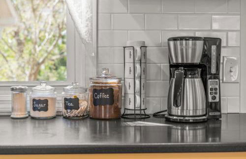 Coastal Victorian Home Walk to Downtown - Foto 32