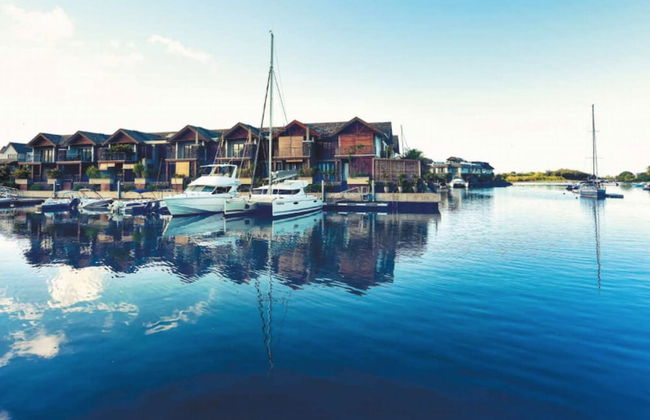 Immaculate Two Beds Luxury Marina Apartment - Photo 17