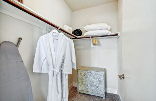 2BR Airy Getaway Near Downtown Pool Gym - Foto 21