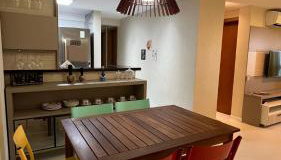 Apartamento espetacular na MELHOR praia da Bahia, GUARAJUBA é uma das únicas praias com selo azul do Brasil -Luxo, lazer, diversão e tranquilidade! Projetado para que você tenha a melhor experiência em hospedagem - Condominio tipo resort, o mais procurado - Foto 2