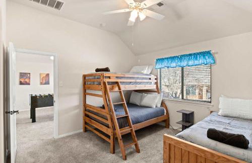 Spacious 4BR 3BA with Yard Mins to LakeLewisville - Foto 28