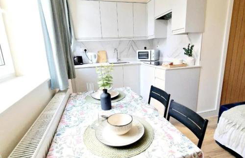 Crendon House Cosy Studio - Sleeps 2 & Kitchen - Photo 12