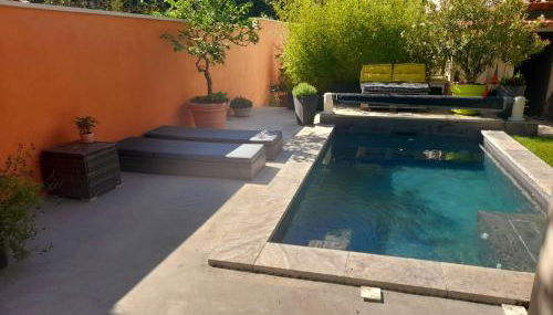 MAS DE VILLE AVEC PISCINE DANS SON COCON DE VERDURE - ESPRIT INDUSTRIEL - Foto 3