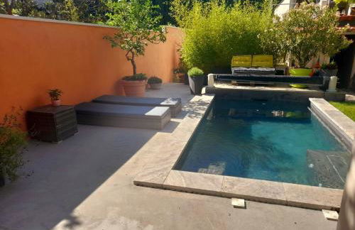 MAS DE VILLE AVEC PISCINE DANS SON COCON DE VERDURE - ESPRIT INDUSTRIEL - Foto 3