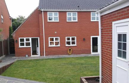 Detached luxury 5 bed house, lanscaped garden, fire pit, parking, can sleep families or workers - Foto 10