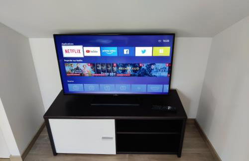 YUCA - appartement COSY 2 chambres intimes Hyper centre d'ERNEE - Foto 8