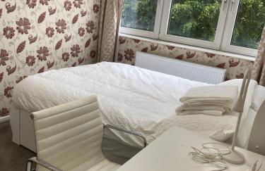 Luxury 3 Bedroom Flat with Garden - Photo 14