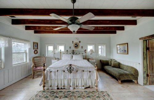 1800's Antique Log Cabin with Modern Amenities near Fredericksburg and Kerrville, Texas - Photo 40