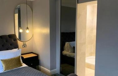 7 bed 3 bath M25 Long term Parking - Foto 15