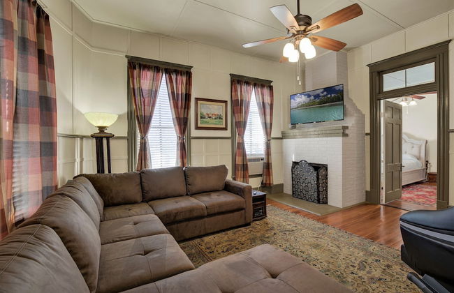 Beautiful and Unique Home With Fireplace and Pool! - Photo 15