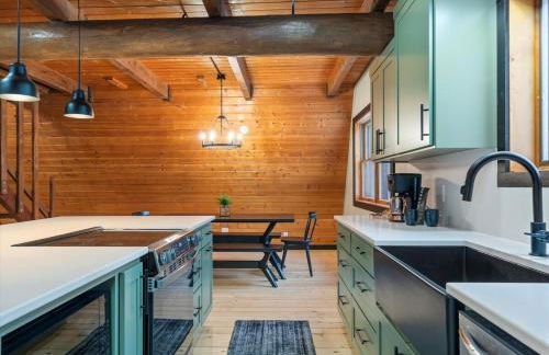 The Log Haus, a newly renovated lakefront cabin close to the trails - Foto 6