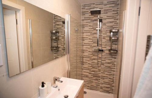 Walnut Flat, 2-Bedroom with Ensuite - Parking, Netflix, WIFI - Close to Oxford, Bicester & Blenheim Palace - F4 - Photo 26