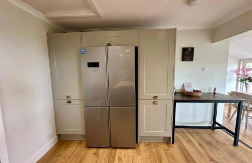 Alton Villa, Sleeps 12, Great for Families, Undercover Hotub & Games Room - Foto 6