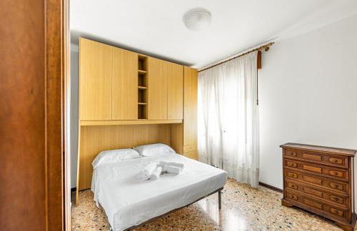 Cozy Apartment near Venice with Balcony! - Photo 8