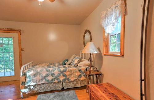 Rustic Briceville Cabin with Porch Tucked in Forest! - Foto 13