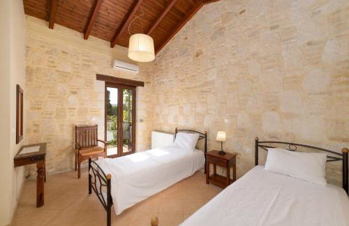 3-Min Drive to Kalyves Beach, Stone Home with Private Pool in Armenoi Center - Foto 18