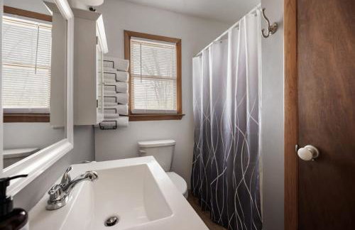 Cozy cabin w hot tub fire pit & ski access - Foto 33