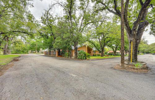 Del Rio Home with Large Yard, BBQ and Fireplace! - Foto 36