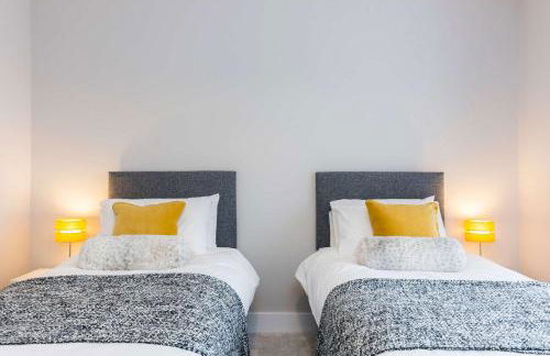 Stylish new Home With Parking - King Beds Garden - Foto 58