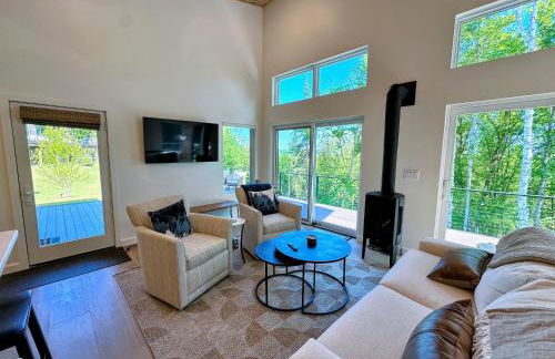 1B Contemporary cabin in magnificent setting, luxury and comfort, hot tub, AC! - Foto 45