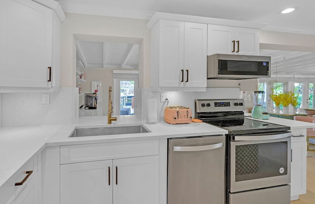 Flirty Flamingo Colorful Waterfront Escape w Pool - Foto 40