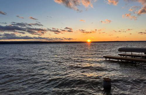Boat, Grill and Unwind Lakefront Cayuga Home! - Foto 28